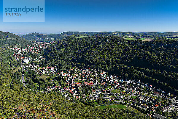 Stadt vom Schloss Lichtenstein aus gesehen gegen den Himmel an einem sonnigen Tag  Schwäbische Alb  Deutschland