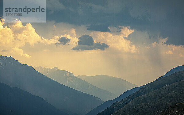 Berglandschaft bei Sonnenuntergang