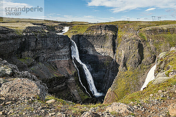 Schöne Landschaft von Haifoss Wasserfall fließt zwischen Berg in Island