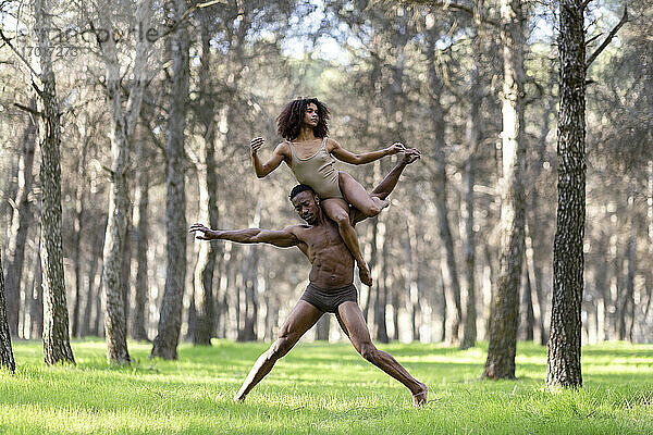 Zwei professionelle Tänzerinnen treten in Unterwäsche mitten im Wald auf
