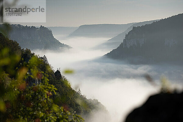 Blick auf das wolkenverhangene Donautal bei Beuron  Schwäbische Alb  Deutschland