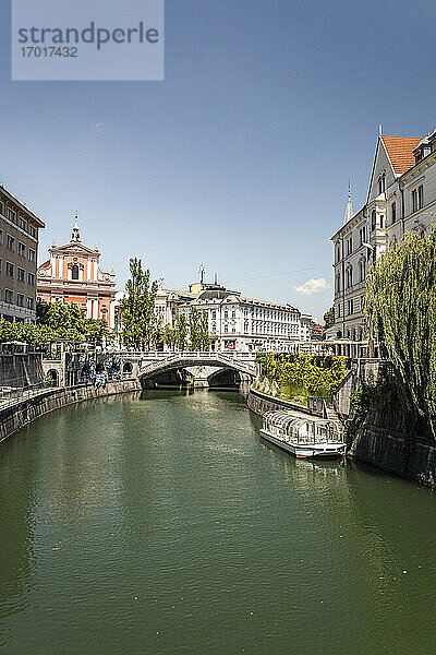 Slowenien  Ljubljana  Altstadt mit Tromostovje (Dreifachbrücke) über den Fluss Ljubljanica