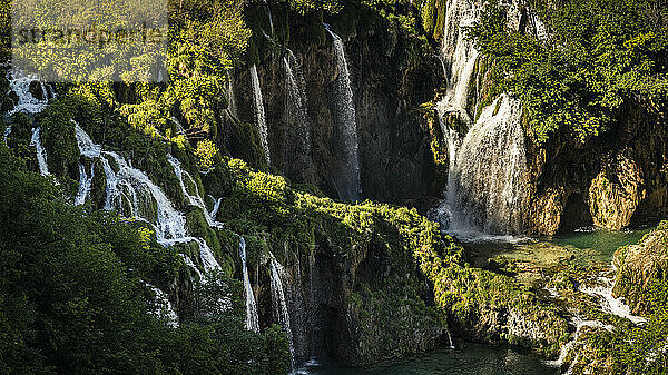 Wasserfälle in felsiger Landschaft