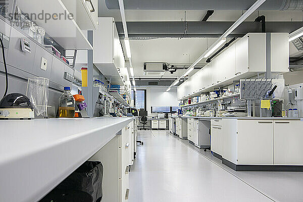 Innenraum eines wissenschaftlichen Labors mit medizinischer Ausrüstung