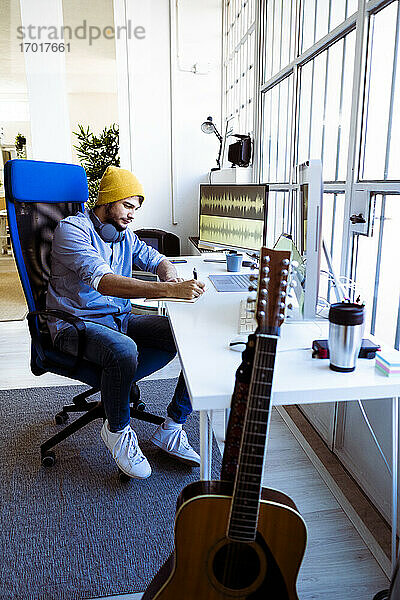 Songwriter beim Schreiben am Schreibtisch im Studio
