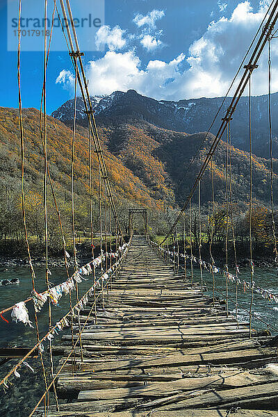 Alte Hängebrücke über den Lupshara-Fluss