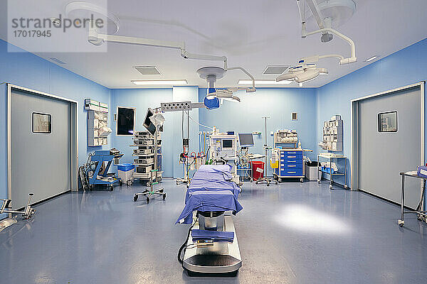 Anordnung der medizinischen Geräte im Operationssaal eines Krankenhauses