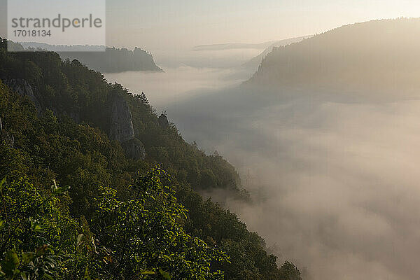 Blick auf das Donautal bei nebligem Wetter während des Sonnenuntergangs  Schwäbische Alb  Deutschland