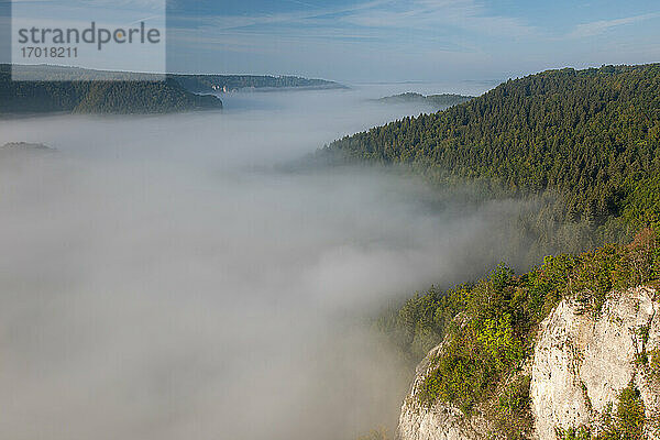 Wolkenlandschaft über dem Donautal bei Beuron  Schwäbische Alb  Deutschland