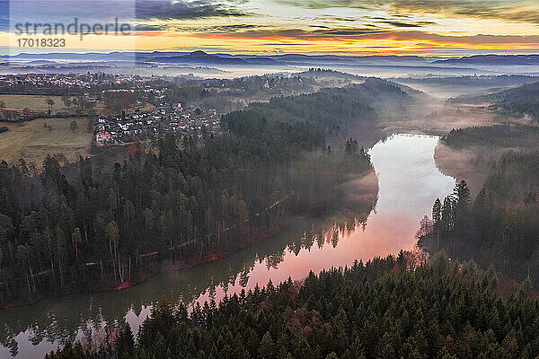 Deutschland  Baden-Württemberg  Drohnenansicht einer Flussstadt im Schwäbischen Wald bei nebligem Morgengrauen