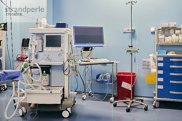 Überwachungsgerät im Operationssaal eines Krankenhauses