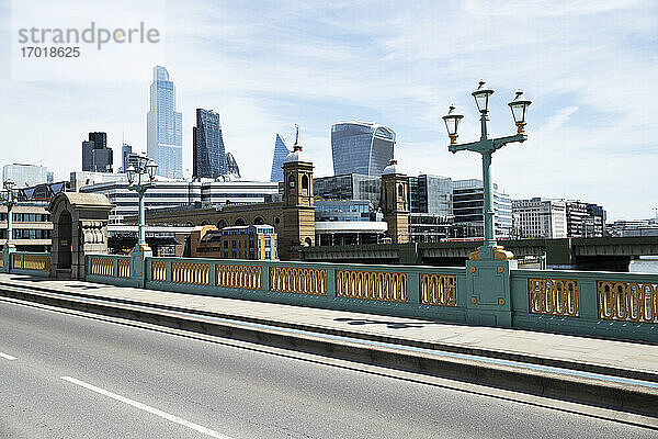 UK  England  London  Leere Brücke mit Stadtsilhouette im Hintergrund
