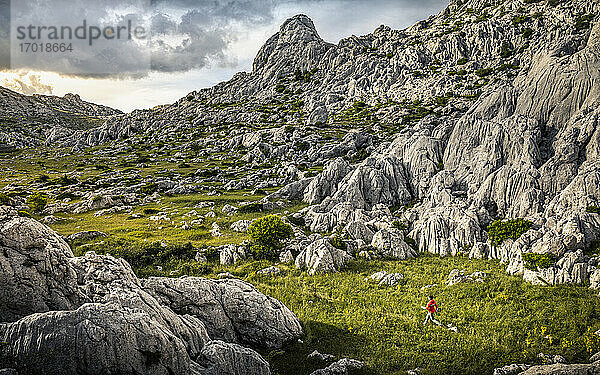 Frau beim Wandern in felsiger Landschaft