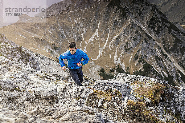 Sportler beim Laufen auf dem Ponten in Tirol  Österreich