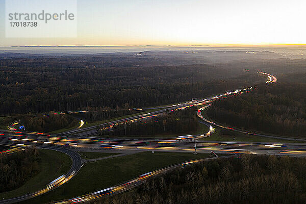 Deutschland  Baden-Württemberg  Stuttgart  Luftaufnahme von Fahrzeug-Lichtspuren auf der Bundesautobahn 8 bei Sonnenuntergang