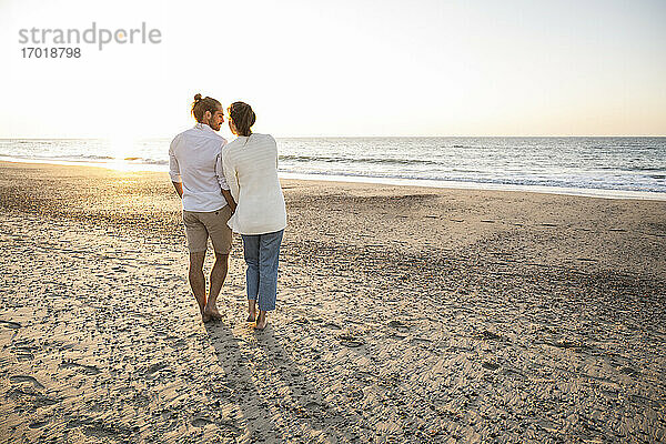 Junges Paar verbringt seine Freizeit am Strand im Urlaub