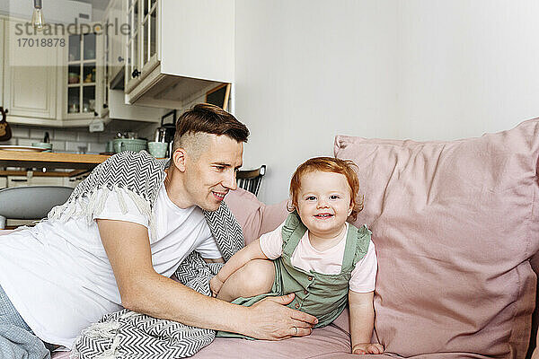 Vater und kleine Tochter auf dem Sofa