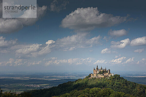 Burg Hohenzollern auf dem Berg auf der Schwäbischen Alb  Deutschland