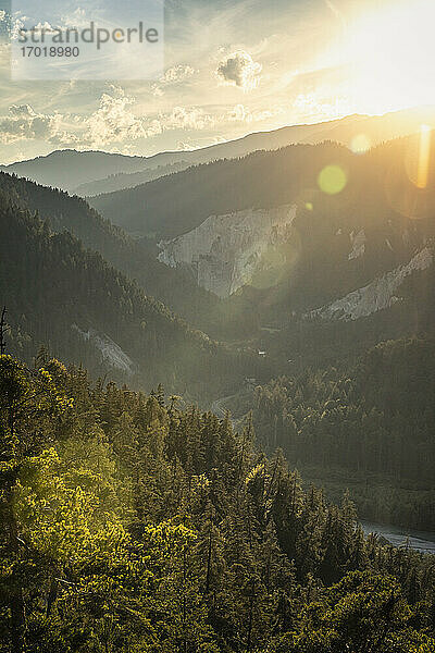 Fluss im Tal bei Sonnenuntergang