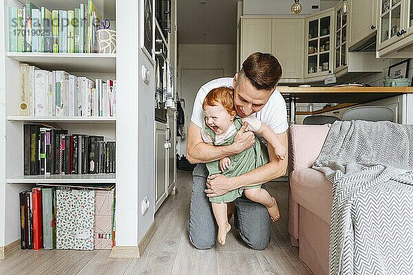 Vater spielt mit seiner kleinen Tochter zu Hause