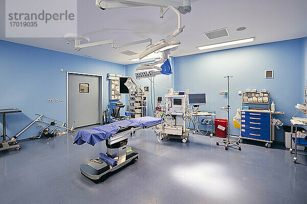 Medizinische Ausrüstung im Operationssaal eines Krankenhauses