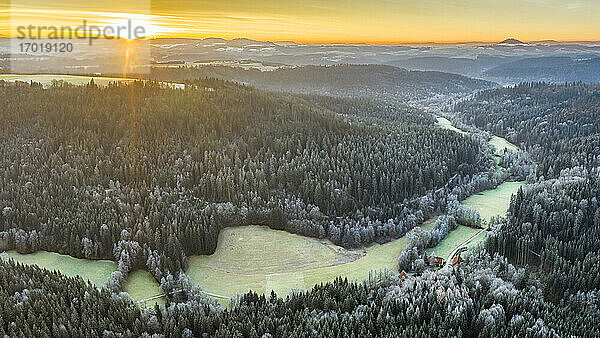 Deutschland  Baden-Württemberg  Drohnenansicht des Schwäbischen Waldes bei Wintersonnenaufgang