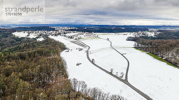 Deutschland  Baden-Württemberg  Drohnenansicht des Schwäbischen Waldes im Winter