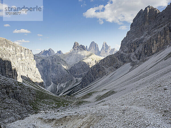 Panoramablick auf das Tal der Sextner Dolomiten mit den Drei Zinnen im Hintergrund