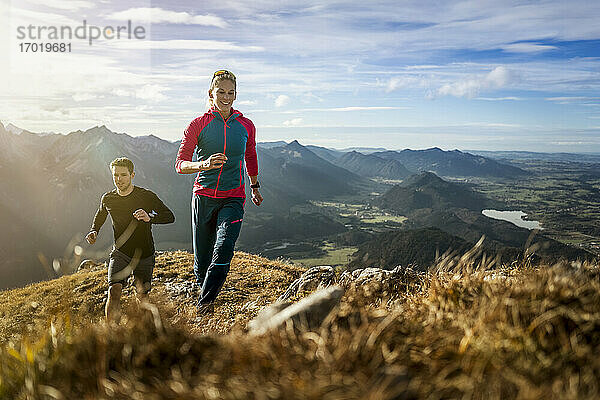 Sportler beim Trailrunning auf dem Bergpfad der Saulingspitze in Bayern  Deutschland