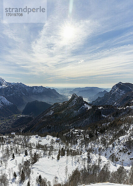 Landschaftliche Ansicht der schneebedeckten Berge gegen den Himmel  Orobische Alpen  Lecco  Italien
