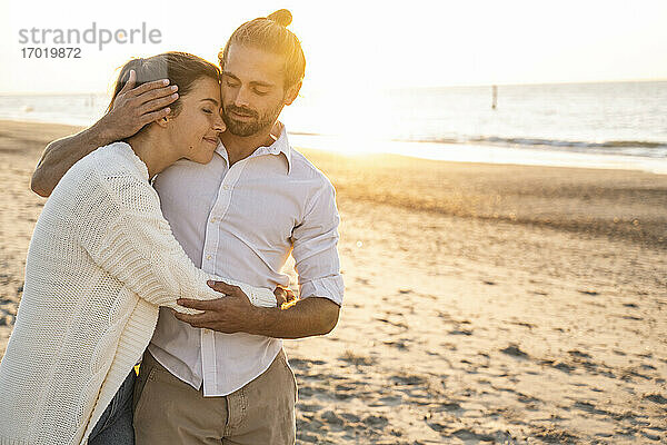 Romantisches junges Paar am Strand im Urlaub
