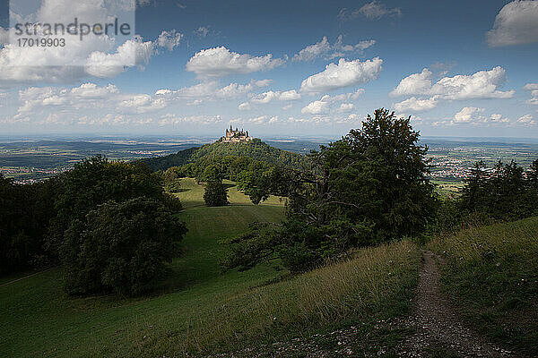 Burg Hohenzollern auf Berggipfel gegen Himmel auf der Schwäbischen Alb  Deutschland