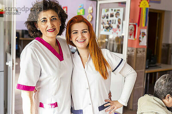 Lächelnde Krankenschwestern im Pflegeheim