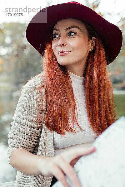 Nahaufnahme einer nachdenklichen schönen Frau mit Hut im Park