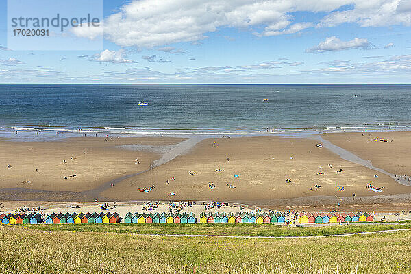 Luftaufnahme des Strandes gegen den Himmel an einem sonnigen Tag in Whitby  Yorkshire  UK