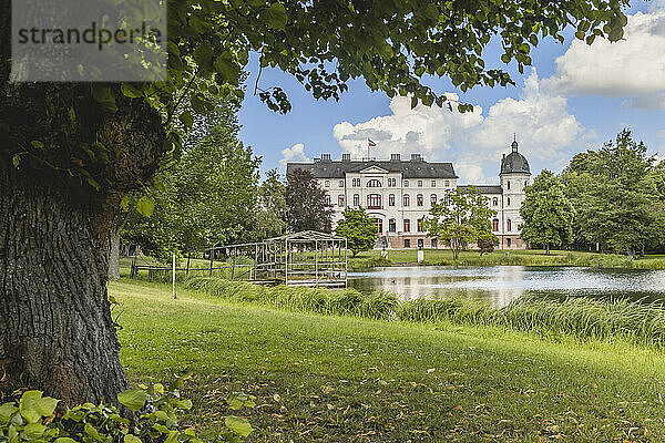 Deutschland  Schleswig-Holstein  Fargau-Pratjau  Salzau-Bach  der durch einen öffentlichen Park fließt  mit Gut Salzau im Hintergrund