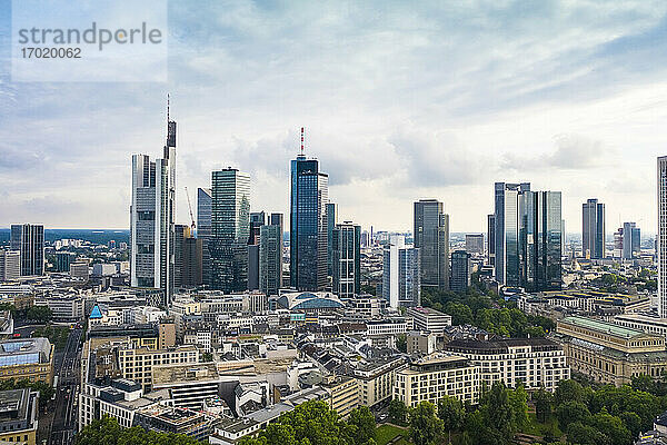 Deutschland  Hessen  Frankfurt  Luftaufnahme von Wolkenkratzern in der Innenstadt