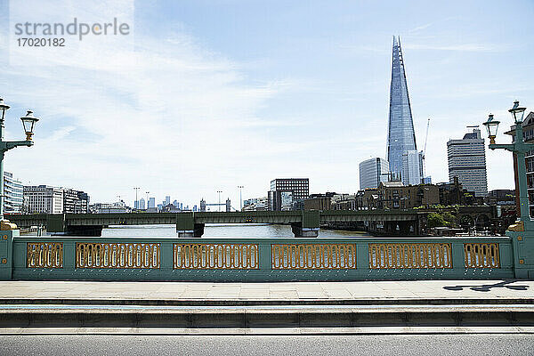 UK  England  London  Shard-Wolkenkratzer von leerer Brücke aus gesehen