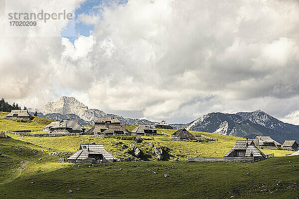 Alpensiedlung mit Hirtenhäusern