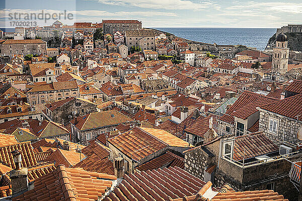 Kroatien  Dubrovnik  Altstadtgebäude mit orangefarbenen Dächern und Meer in der Ferne