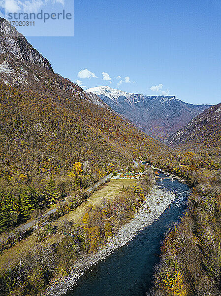 Luftaufnahme des Flusses Bzyb  der durch ein bewaldetes Tal im Kaukasusgebirge fließt