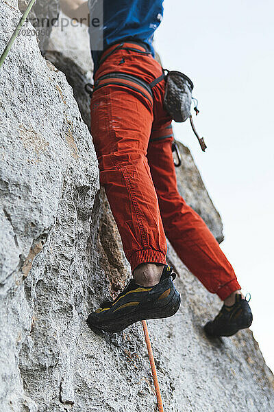 Sportler klettert auf einen felsigen Berg