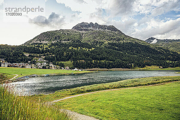 Schweiz  Kanton Graubünden  Silvaplana  Ufer des Silvaplanersees mit Dorf im Hintergrund