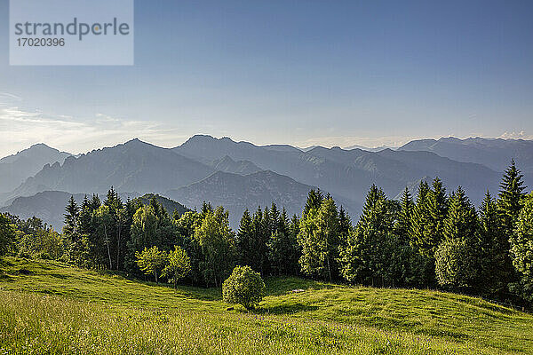 Schöne Berglandschaft am Idrosee  Lombardei  Italien