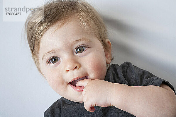 Porträt eines kleinen Jungen mit Finger im Mund