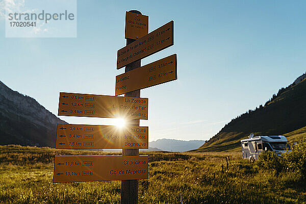 Beschilderung der Bergrouten mit Wohnmobil bei Sonnenuntergang am Col des Aravis; Haute-Savoie