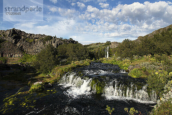 Gjain-Wasserfall gegen den Himmel in Island