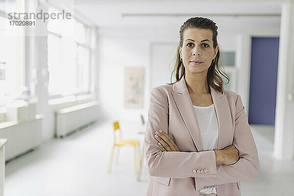 Porträt einer Geschäftsfrau im Büro stehend