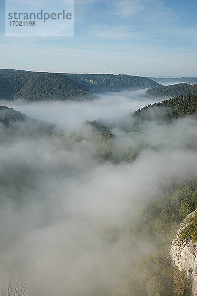Wolkenverhangenes Donautal bei Beuron  Schwäbische Alb  Deutschland