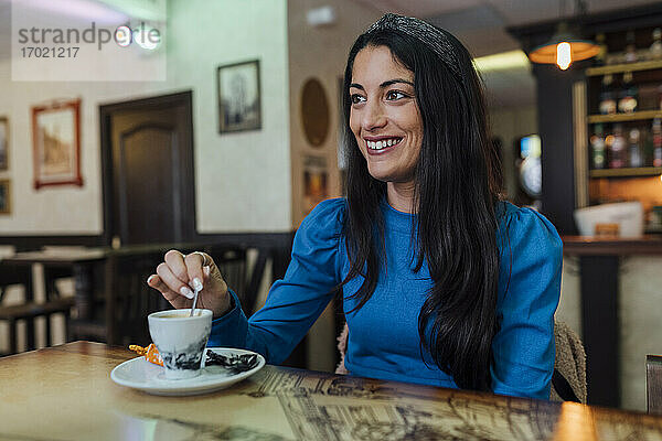 Attraktive junge Frau mit Kaffee im Restaurant